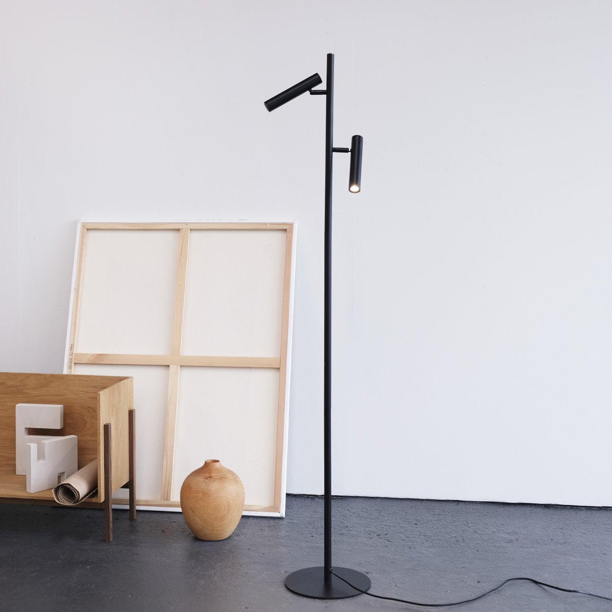 Carlo 2 Schwarz stehlampe Von Dyberg Larsen - Die Stehleuchte Carlo ist eine LED-Leuchte mit minimalistischem und elegantem Design.