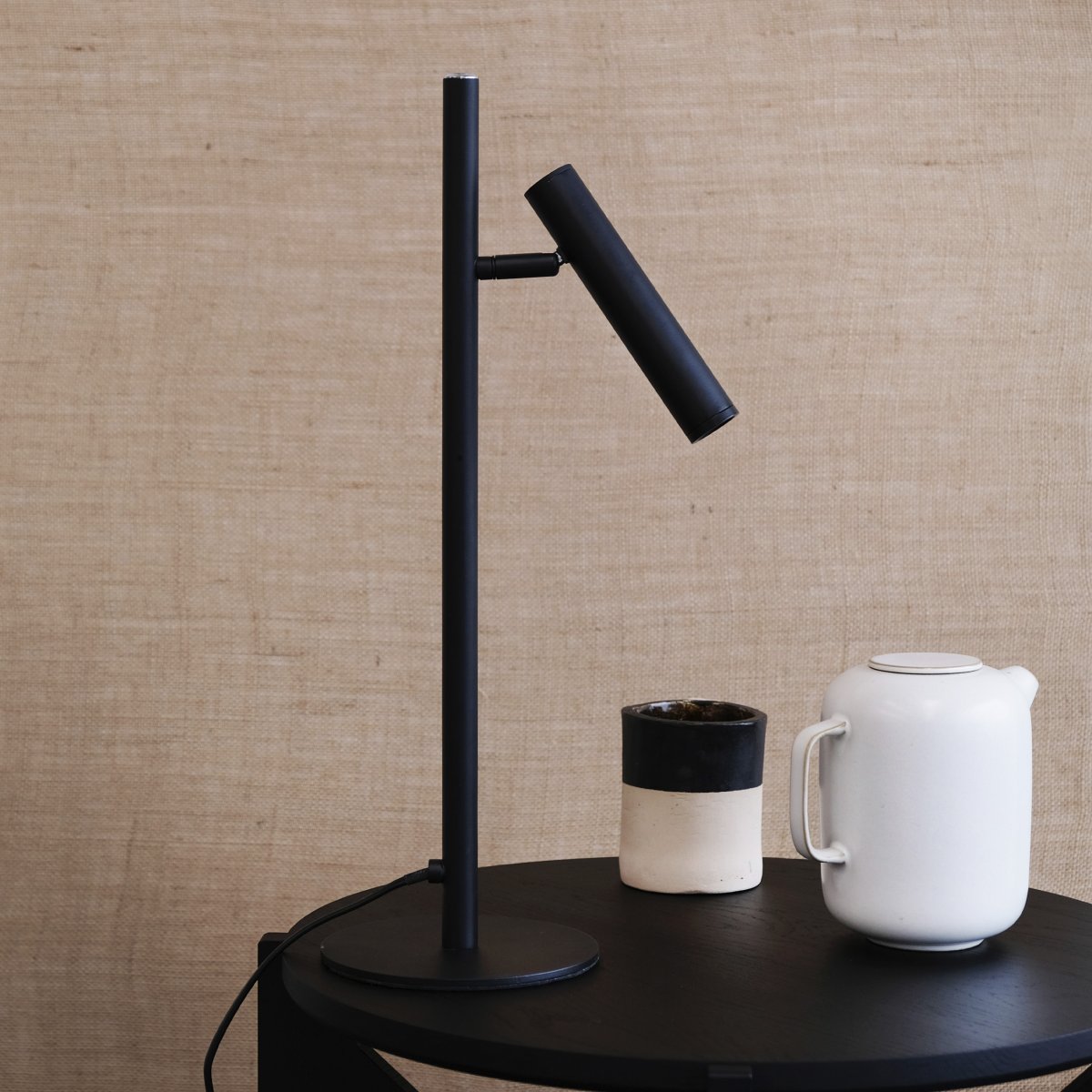 Carlo 48cm Schwarz schreibtischlampe Von Dyberg Larsen - Die Tischleuchte Carlo ist eine LED-Leuchte mit minimalistischem und elegantem Design.