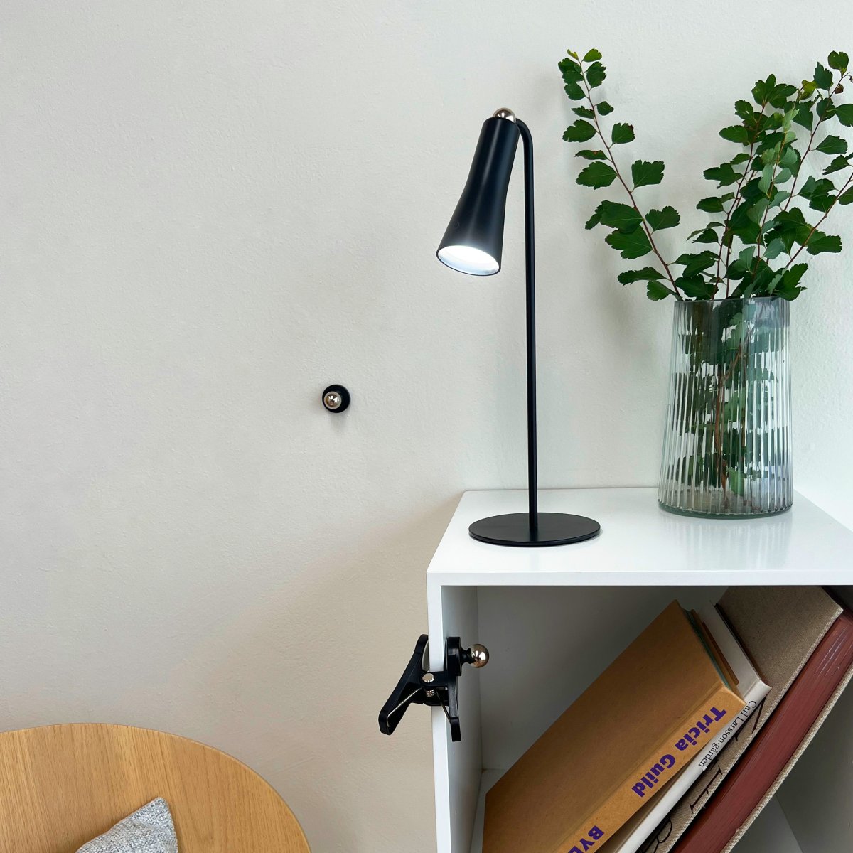 4 In One 38cm Schwarz schreibtischlampe Von Dyberg Larsen - Dank Klemme und Wandfassung lässt sich die Lampe ganz einfach dort platzieren, wo zusätzliches Licht benötigt wird.