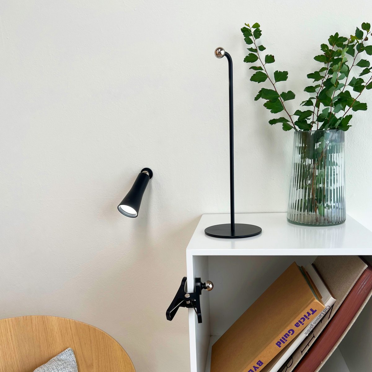 4 In One 38cm Schwarz schreibtischlampe Von Dyberg Larsen - Dank Klemme und Wandfassung lässt sich die Lampe ganz einfach dort platzieren, wo zusätzliches Licht benötigt wird.