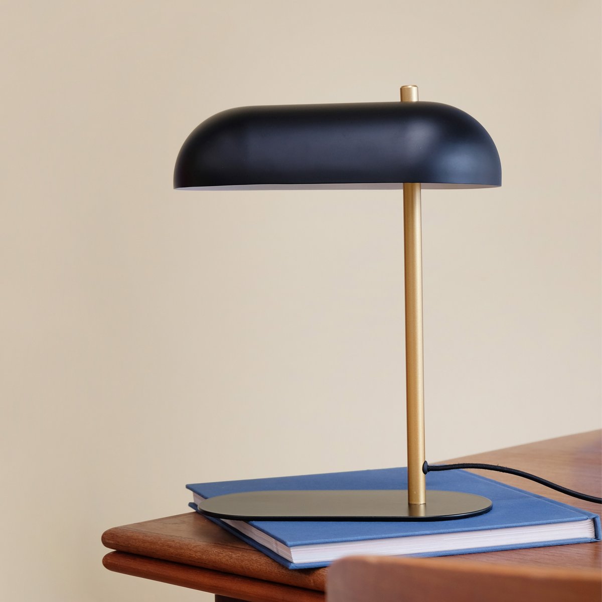 Arch 36cm Messing tischlampe Von Dyberg Larsen - Verleihen Sie Ihrem Zuhause mit dieser Tischleuchte eine stilvolle Lichtlösung, bei der Ästhetik und Funktion in perfekter Harmonie aufeinandertreffen.