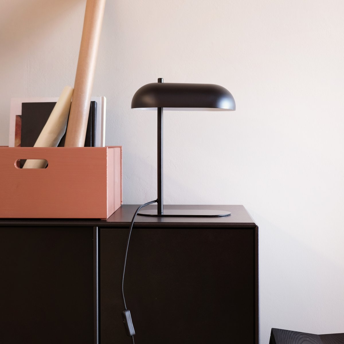 Arch 36cm Mattschwarz tischlampe Von Dyberg Larsen - Verleihen Sie Ihrem Zuhause mit dieser Tischleuchte eine stilvolle Lichtlösung, bei der Ästhetik und Funktion in perfekter Harmonie aufeinandertreffen.
