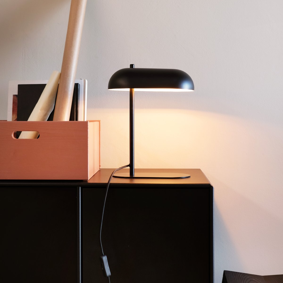 Arch 36cm Mattschwarz tischlampe Von Dyberg Larsen - Verleihen Sie Ihrem Zuhause mit dieser Tischleuchte eine stilvolle Lichtlösung, bei der Ästhetik und Funktion in perfekter Harmonie aufeinandertreffen.