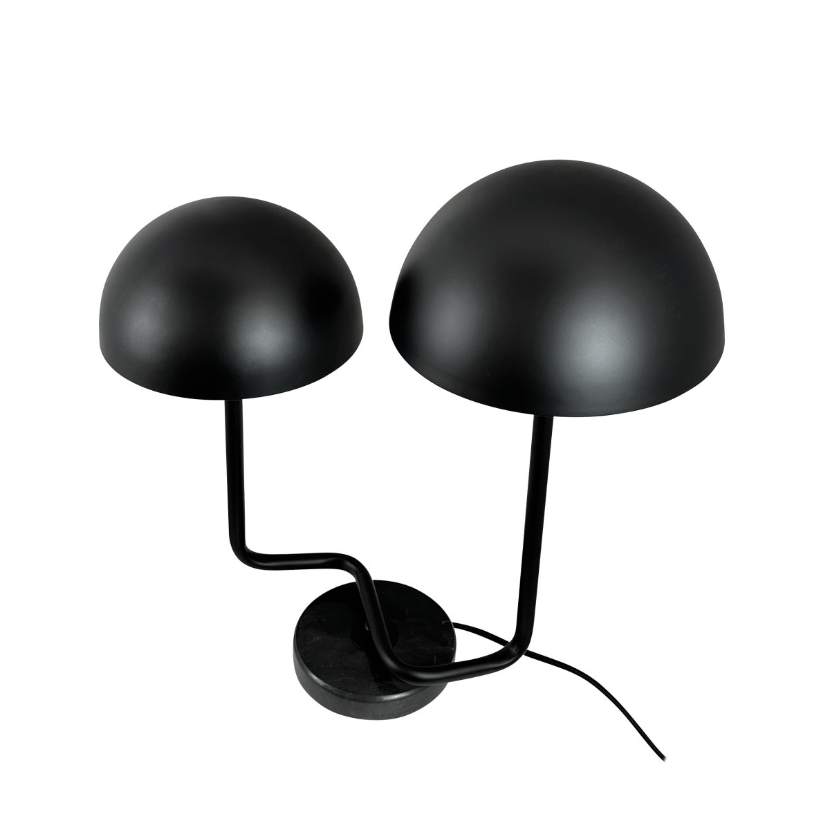 Cluster 42cm Schwarz tischlampe Von Dyberg Larsen - De tv&aring; lampsk&auml;rmarna ger en behaglig och balanserad belysning, perfekt b&aring;de f&ouml;r arbete och mysiga h&ouml;rn.
