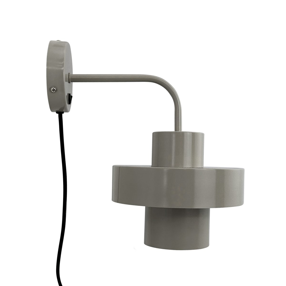 Stoke Ø15 Warmes Grau wandlampe Von Dyberg Larsen - Sie besteht aus Metall mit einer glänzenden Oberfläche, die die zylindrischen Formen der Lampe hervorhebt und einen ausgewogenen Kontrast zu anderen Materialien wie Stein, Holz und Glas bildet.