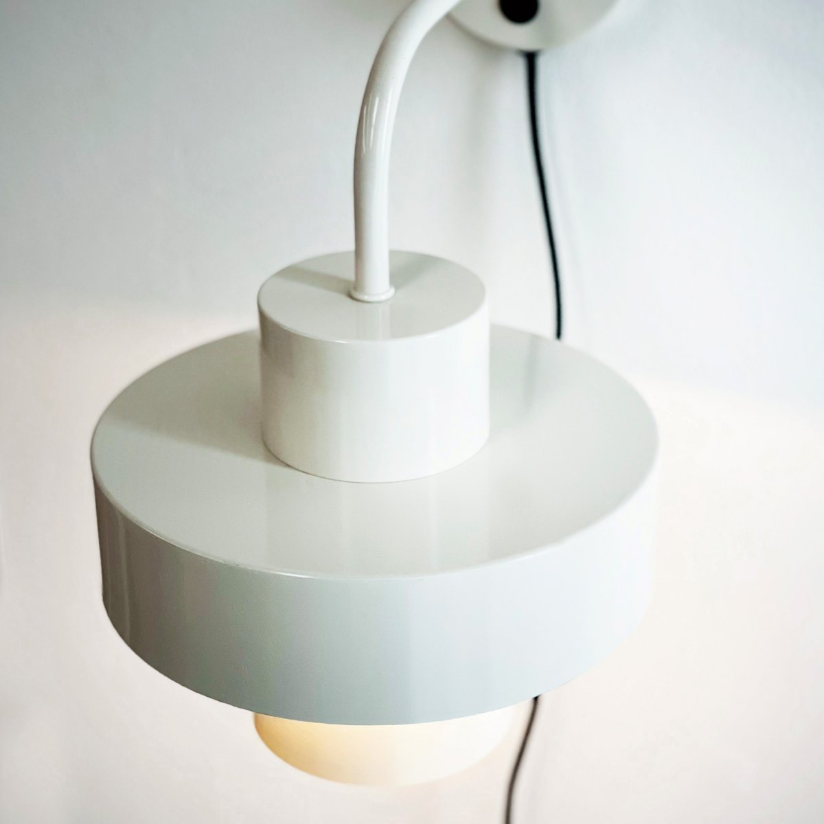 Stoke Ø15 Weiß wandlampe Von Dyberg Larsen - Sie besteht aus Metall mit einer glänzenden Oberfläche, die die zylindrischen Formen der Lampe hervorhebt und einen ausgewogenen Kontrast zu anderen Materialien wie Stein, Holz und Glas bildet.