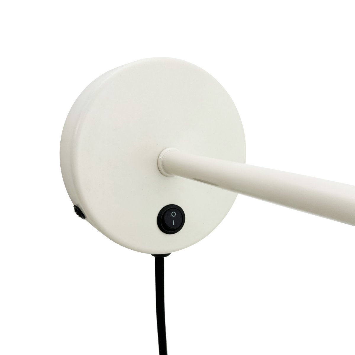 Stoke Ø15 Weiß wandlampe Von Dyberg Larsen - Sie besteht aus Metall mit einer glänzenden Oberfläche, die die zylindrischen Formen der Lampe hervorhebt und einen ausgewogenen Kontrast zu anderen Materialien wie Stein, Holz und Glas bildet.