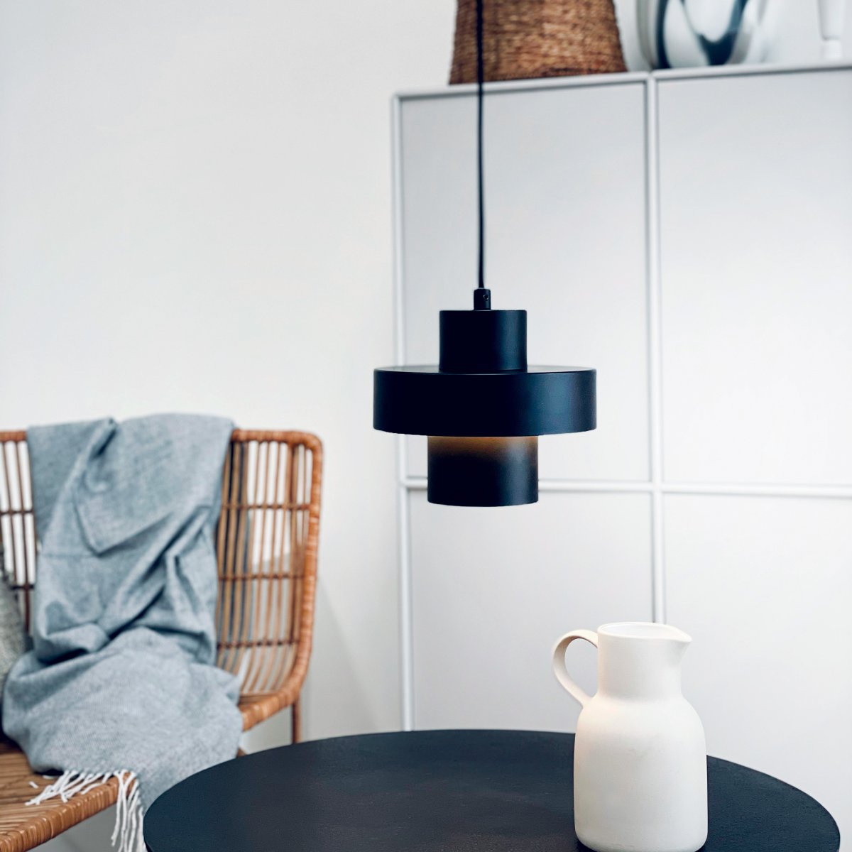 Stoke Ø20 Schwarz hängelampe Von Dyberg Larsen - Je nach Farbwahl und Platzierung kann die Leuchte sowohl als skulpturales Einrichtungsdetail als auch als Lichtpunkt fungieren, egal ob sie über dem Küchentisch, auf dem Schreibtisch oder im Wohn- und Schlafzimmer platziert wird.