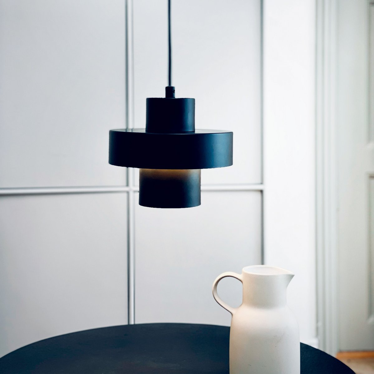 Stoke Ø20 Schwarz hängelampe Von Dyberg Larsen - Je nach Farbwahl und Platzierung kann die Leuchte sowohl als skulpturales Einrichtungsdetail als auch als Lichtpunkt fungieren, egal ob sie über dem Küchentisch, auf dem Schreibtisch oder im Wohn- und Schlafzimmer platziert wird.