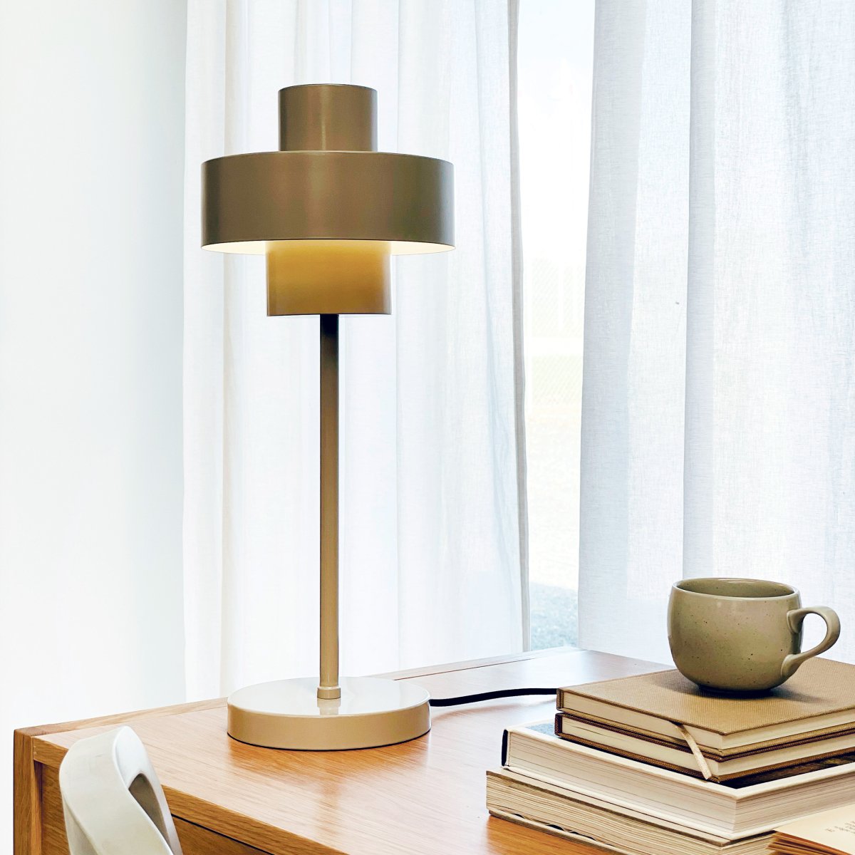 Stoke 50cm Warmes Grau tischlampe Von Dyberg Larsen - Erhältlich in mehreren Farben und mit einem Netzschalter am Kabel zur einfachen Verwendung.