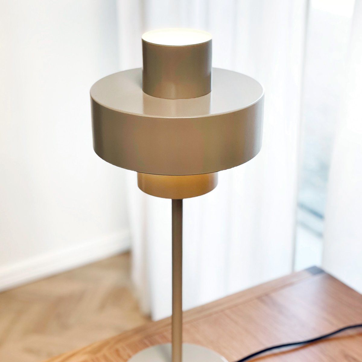 Stoke 50cm Warmes Grau tischlampe Von Dyberg Larsen - Erhältlich in mehreren Farben und mit einem Netzschalter am Kabel zur einfachen Verwendung.