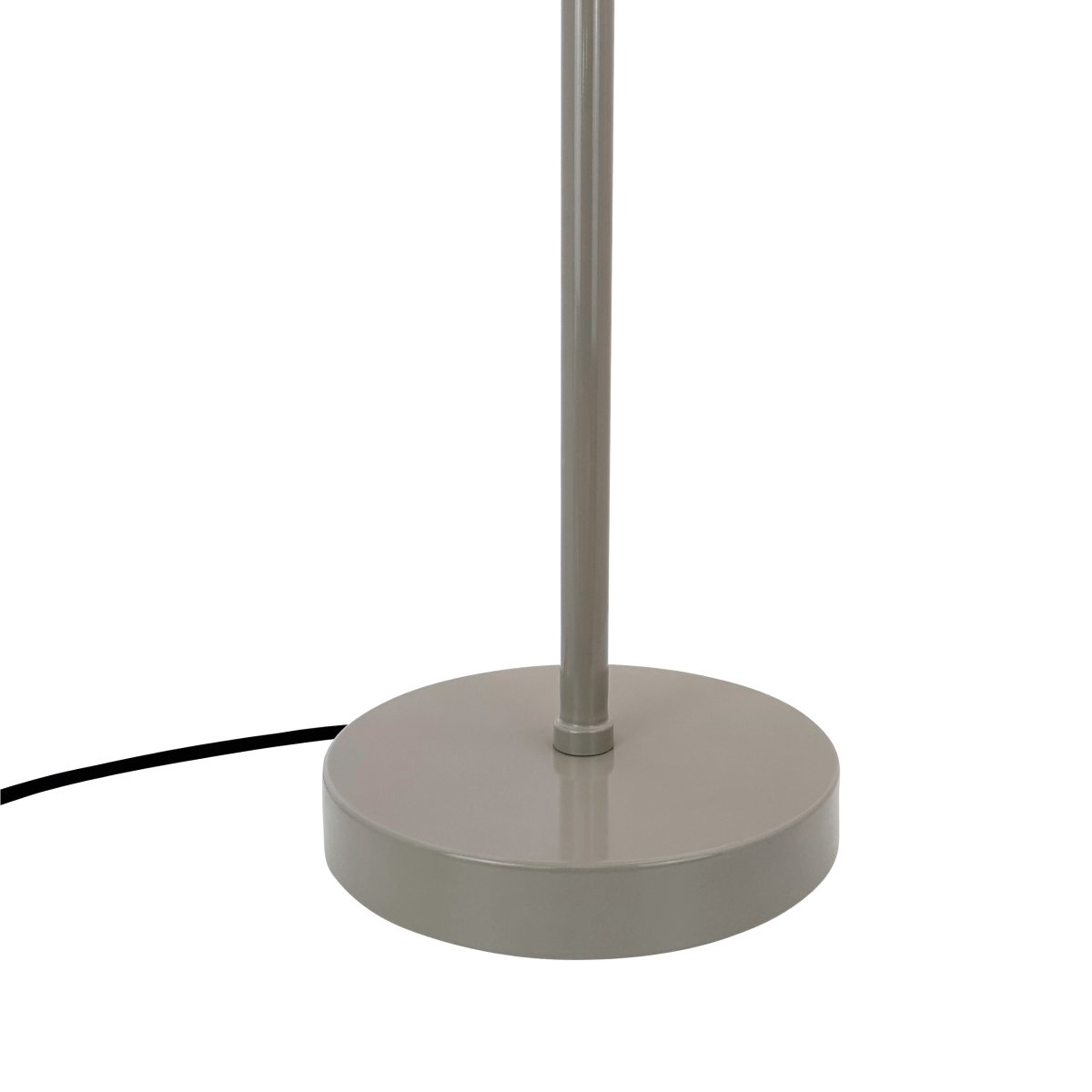 Stoke 50cm Warmes Grau tischlampe Von Dyberg Larsen - Erhältlich in mehreren Farben und mit einem Netzschalter am Kabel zur einfachen Verwendung.