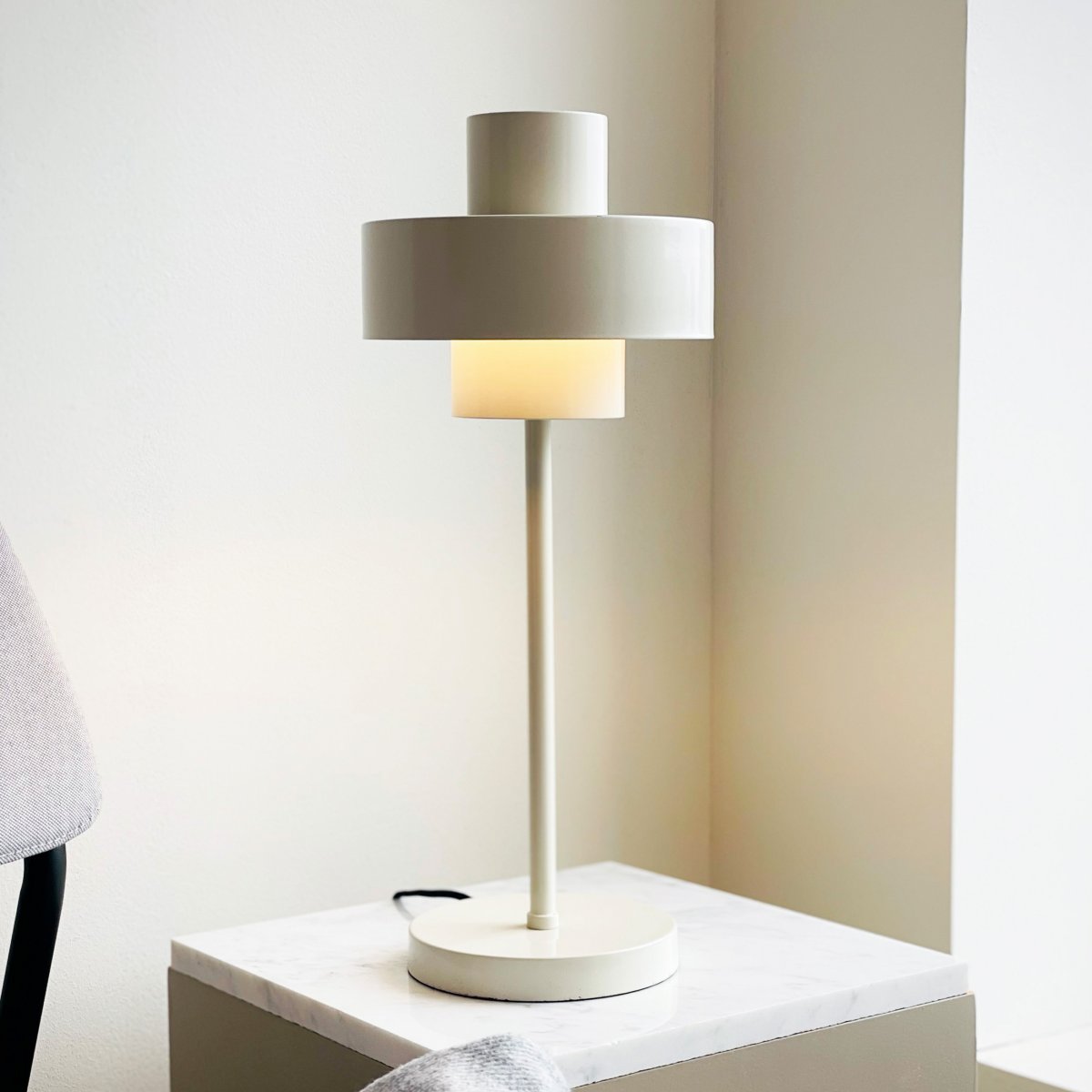 Stoke 50cm Weiß tischlampe Von Dyberg Larsen - Erhältlich in mehreren Farben und mit einem Netzschalter am Kabel zur einfachen Verwendung.