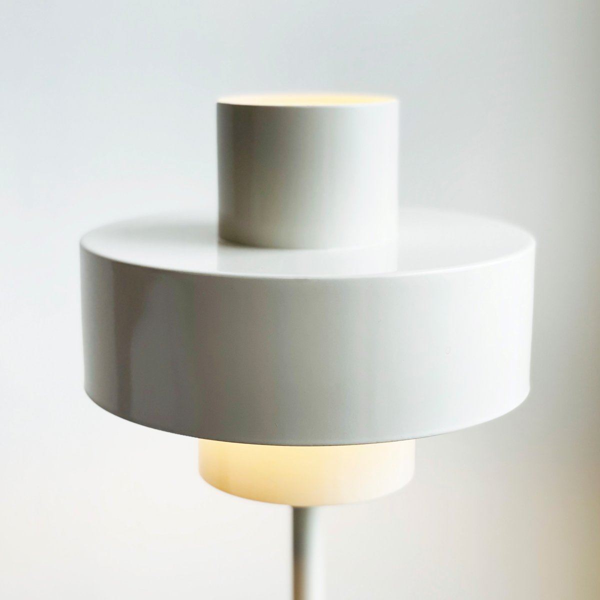 Stoke 50cm Weiß tischlampe Von Dyberg Larsen - Erhältlich in mehreren Farben und mit einem Netzschalter am Kabel zur einfachen Verwendung.