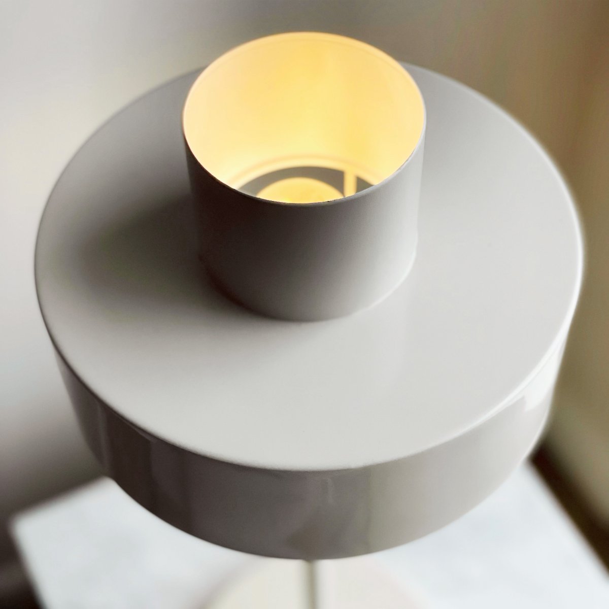 Stoke 50cm Weiß tischlampe Von Dyberg Larsen - Erhältlich in mehreren Farben und mit einem Netzschalter am Kabel zur einfachen Verwendung.