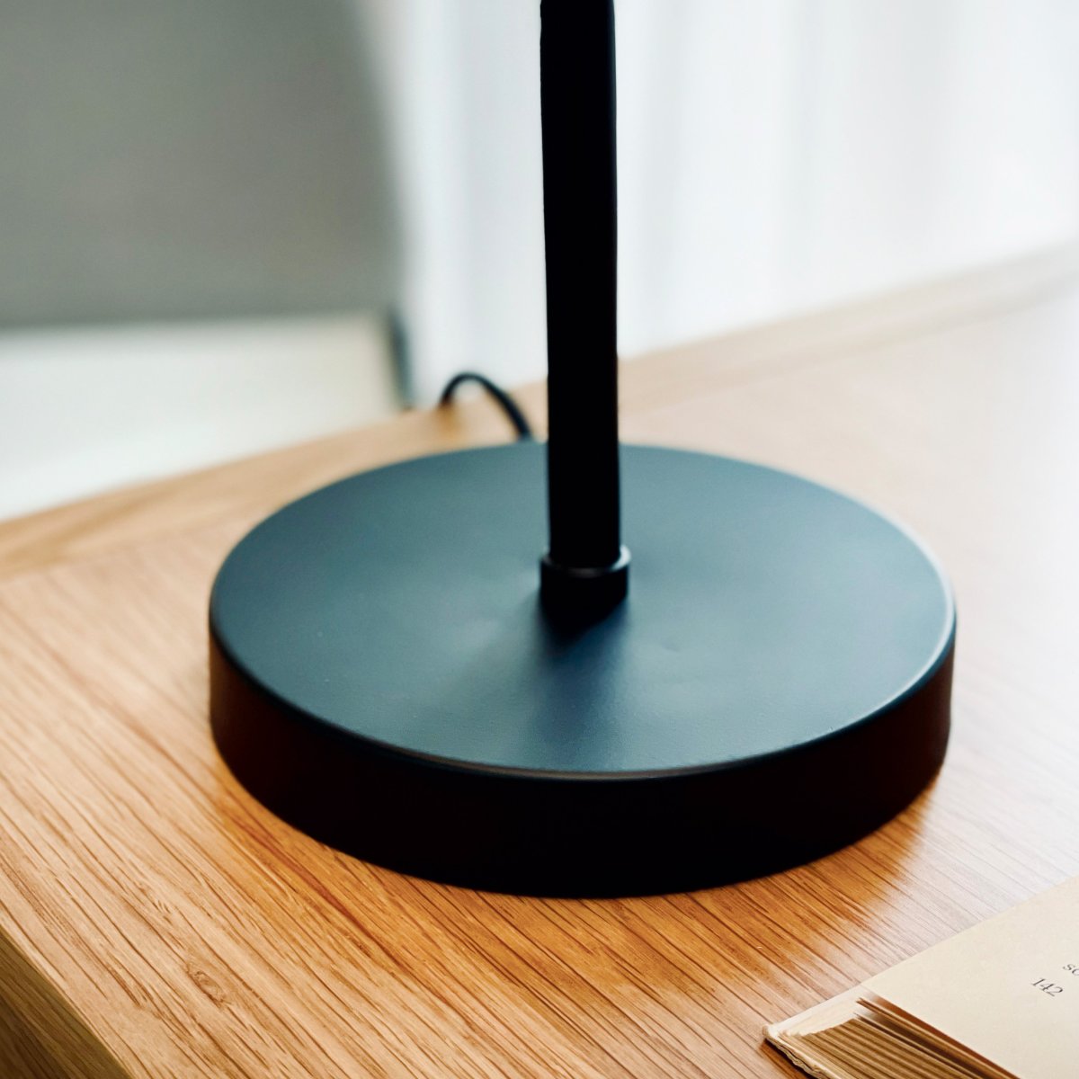 Stoke 50cm Schwarz tischlampe Von Dyberg Larsen - Erhältlich in mehreren Farben und mit einem Netzschalter am Kabel zur einfachen Verwendung.