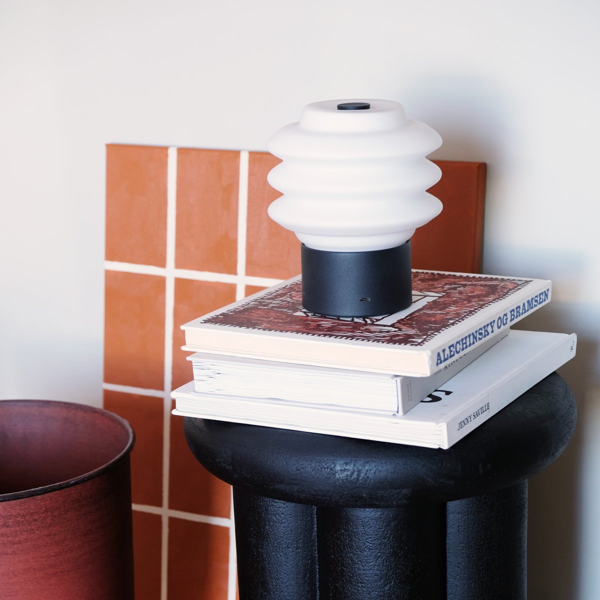 Diva LED 18cm Schwarz tragbare Von Dyberg Larsen - Tillverkad av opalglas ger den ett mjukt, behagligt sken, och den inbyggda LED-tekniken g&ouml;r den energieffektiv och h&aring;llbar.