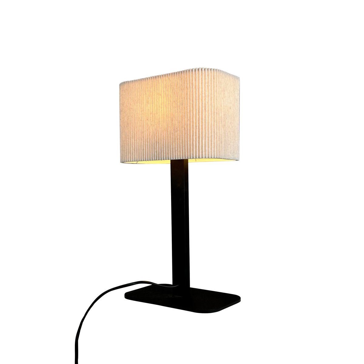Calix oval 40cm Schwarz tischlampe Von Dyberg Larsen - Den ribbade, naturf&auml;rgade sk&auml;rmen av textil medf&ouml;r en v&auml;rme till rummet och i kombination med den svarta metallfoten passar Calix in i alla stilar och hem.
