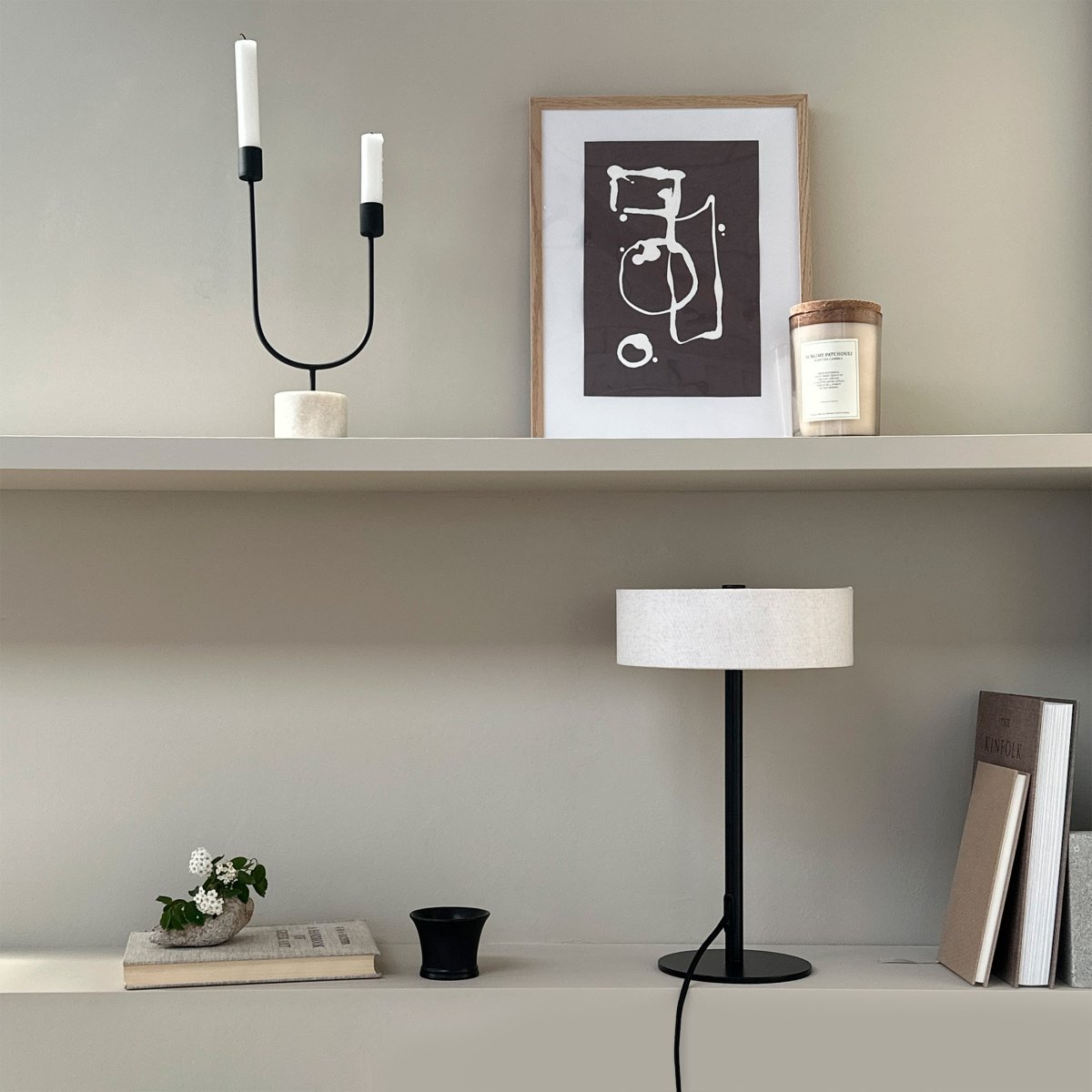 Calix 40cm Schwarz tischlampe Von Dyberg Larsen - Der stabile Sockel und die schlichte Form ermöglichen eine einfache Platzierung in unterschiedlichen Umgebungen und sorgen gleichzeitig für stimmungsvolles Licht und sind ein elegantes Designelement.