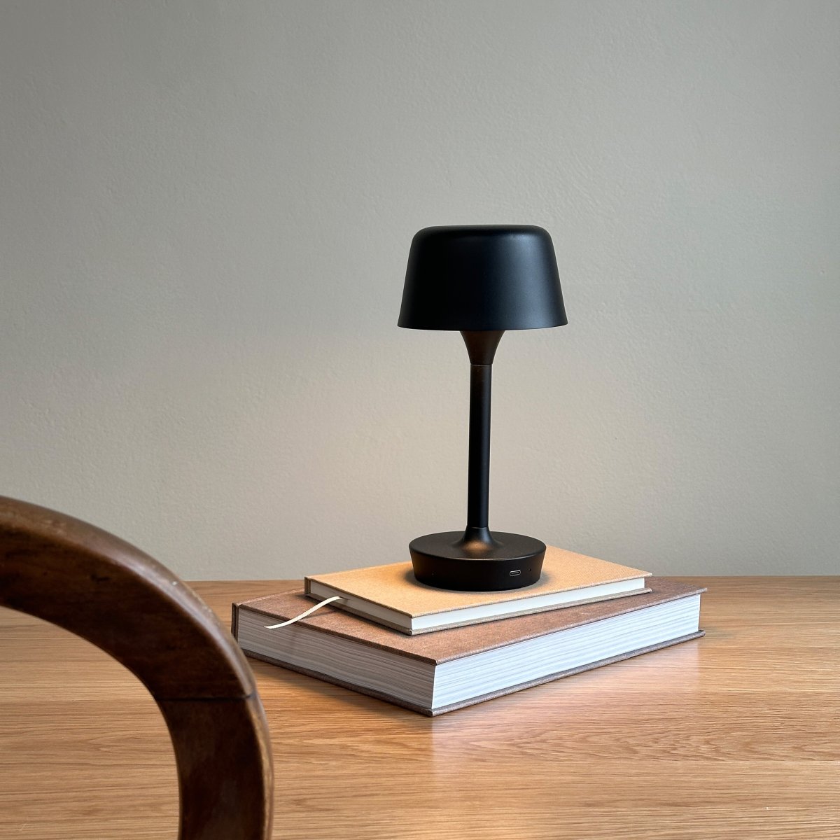 Flow 25cm Schwarz tragbare Von Dyberg Larsen - Die Lampe ist kabellos und leicht zu bewegen, sodass Sie sie überall aufstellen können.