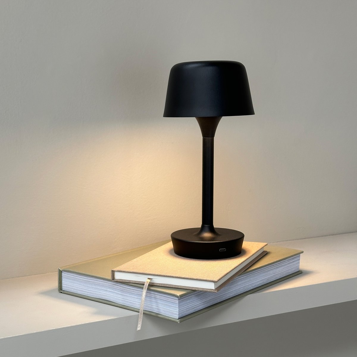 Flow 25cm Schwarz tragbare Von Dyberg Larsen - Die Lampe ist kabellos und leicht zu bewegen, sodass Sie sie überall aufstellen können.