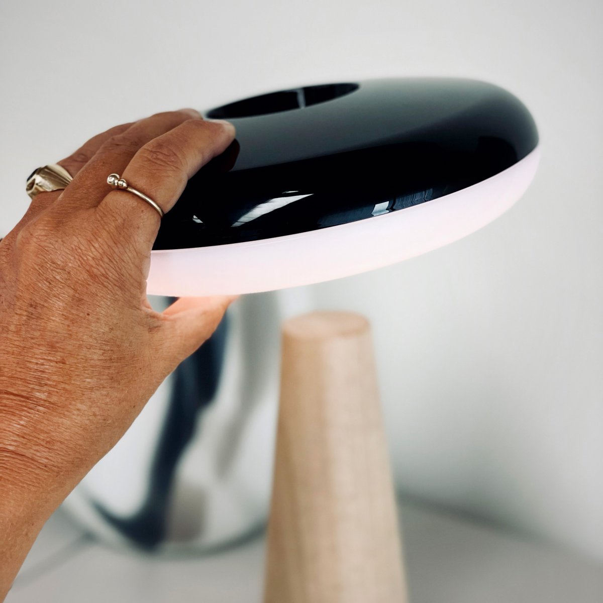 2 Ways 25cm Holz tragbare Von Dyberg Larsen - Mit einem natürlichen Holzsockel, stilvollen Kontrasten in Schwarz und Weiß und drei Helligkeitsstufen, die über den Knopf am Lampenschirm einstellbar sind, können Sie ganz einfach die richtige Atmosphäre schaffen.