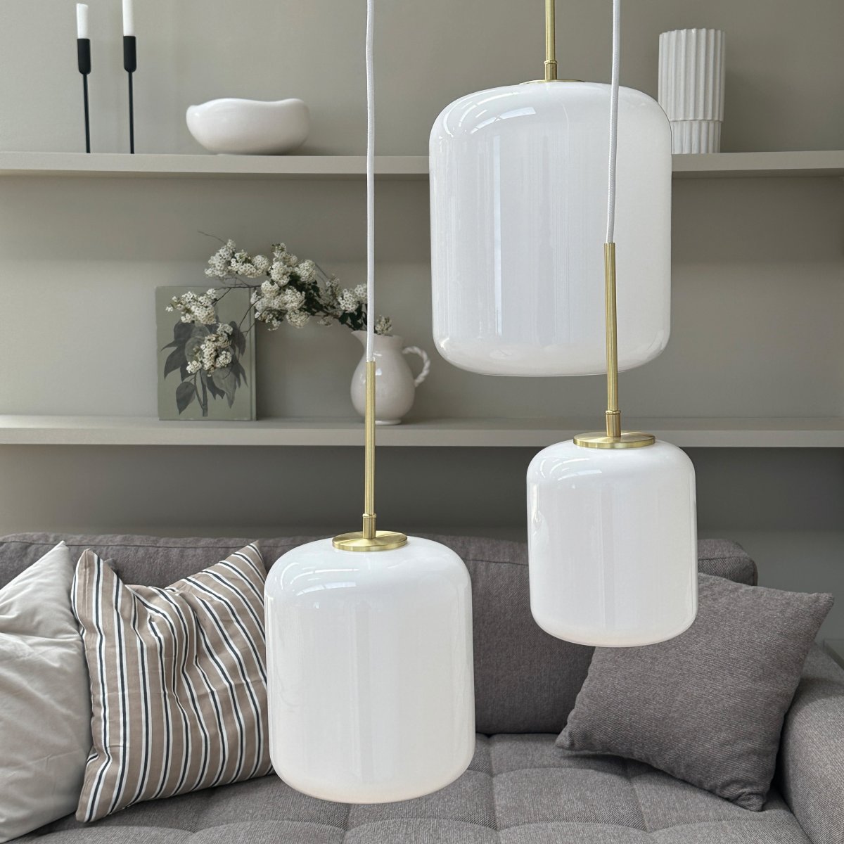 Silvia Ø20 Messing hängelampe Von Dyberg Larsen - Silvia ist eine Serie von Deckenleuchten aus mundgeblasenem Opalglas mit glänzender Oberfläche, Messingfassung und weißem Textilkabel.