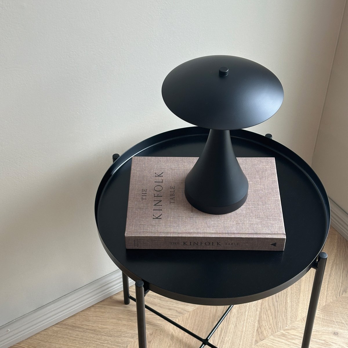 Vienna 28cm Schwarz tragbare Von Dyberg Larsen - Die Lampe eignet sich sowohl f&uuml;r den Innen- als auch f&uuml;r den Au&szlig;enbereich sowie f&uuml;r die Terrasse oder den Balkon.