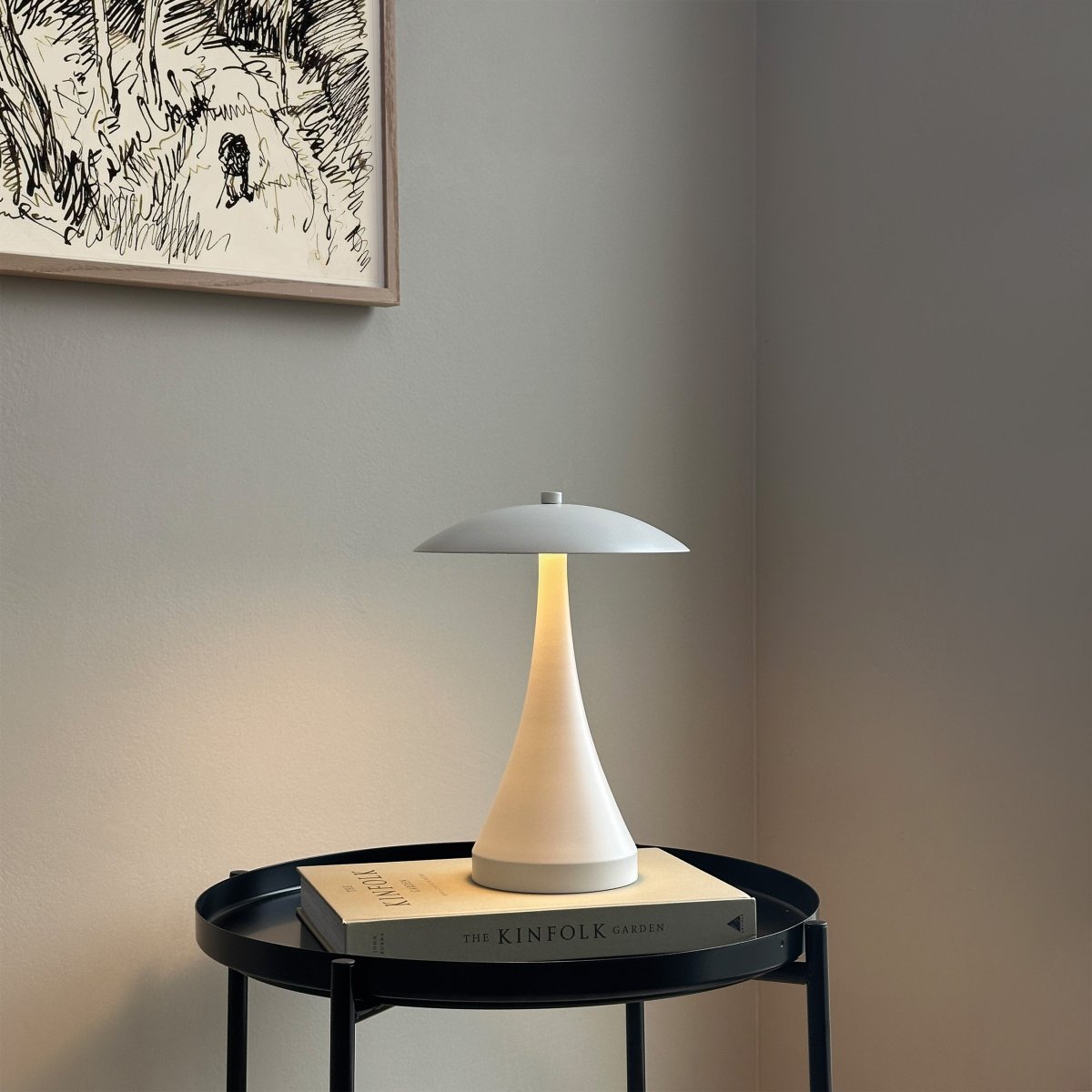 Vienna 28cm Weiß tragbare Von Dyberg Larsen - Die Lampe eignet sich sowohl für den Innen- als auch für den Außenbereich sowie für die Terrasse oder den Balkon.