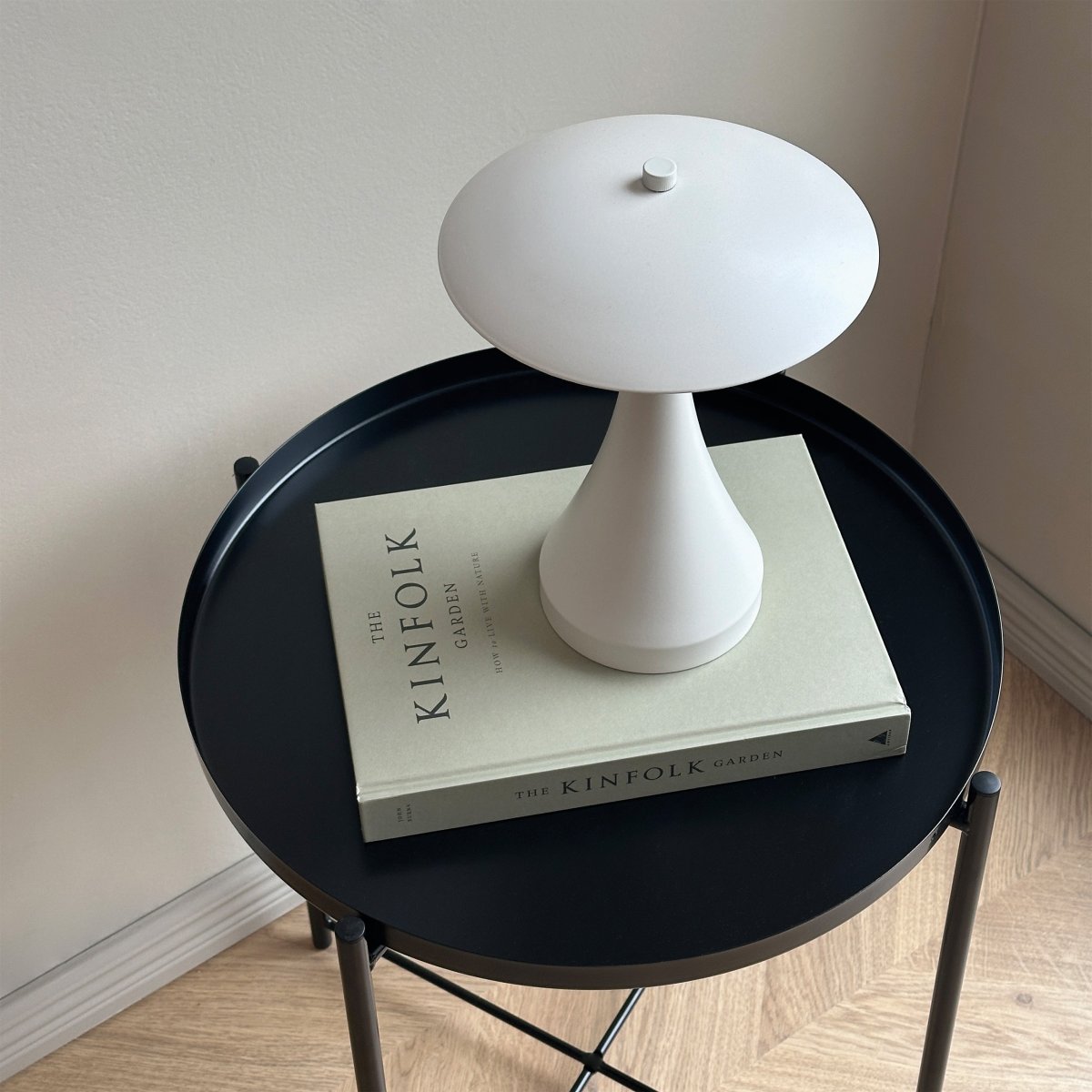 Vienna 28cm Weiß tragbare Von Dyberg Larsen - Die Lampe eignet sich sowohl für den Innen- als auch für den Außenbereich sowie für die Terrasse oder den Balkon.
