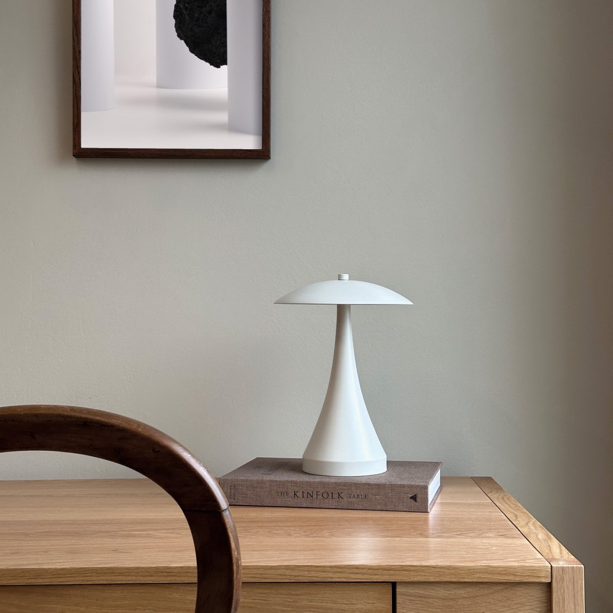 Vienna 28cm Cremeweiß tragbare Von Dyberg Larsen - Die Lampe eignet sich sowohl für den Innen- als auch für den Außenbereich sowie für die Terrasse oder den Balkon.