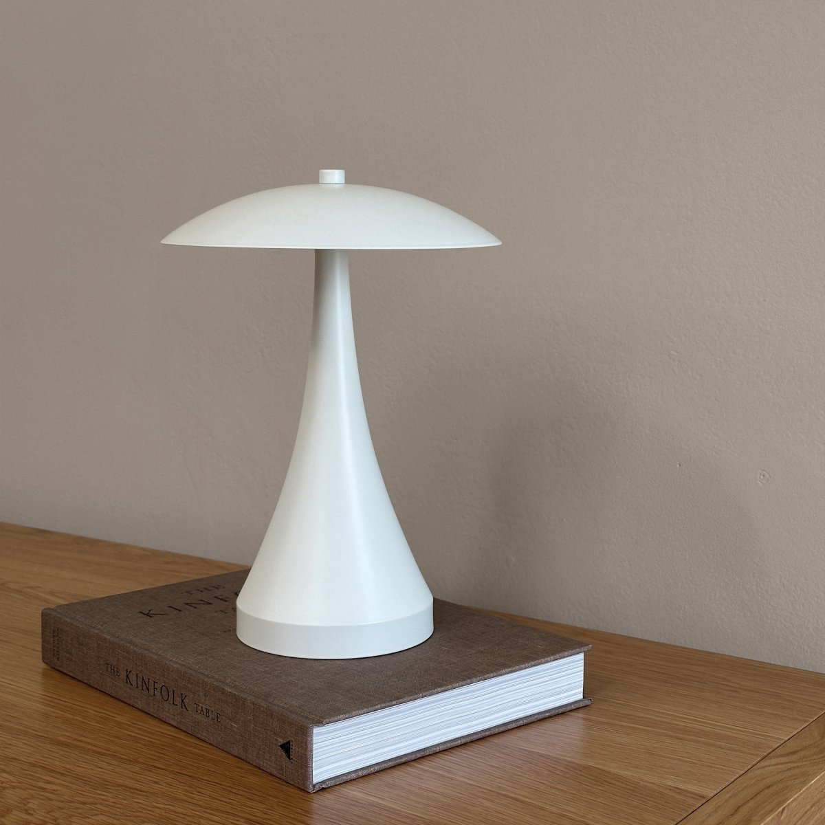 Vienna 28cm Cremeweiß tragbare Von Dyberg Larsen - Die Lampe eignet sich sowohl für den Innen- als auch für den Außenbereich sowie für die Terrasse oder den Balkon.