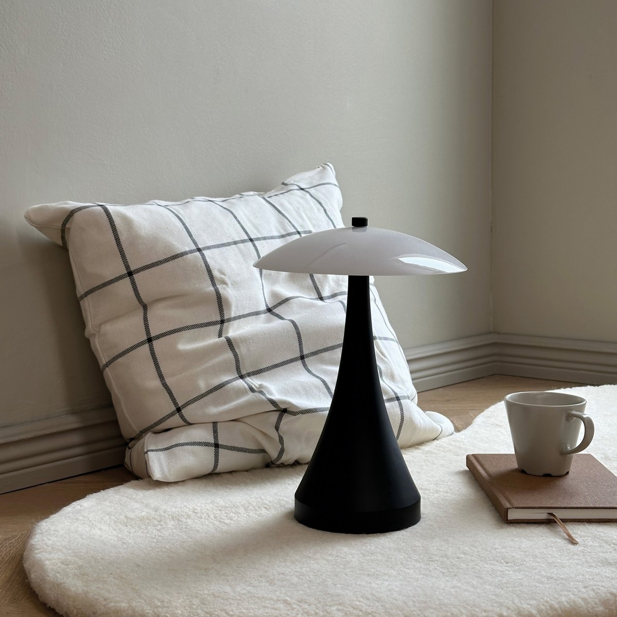 Vienna 28cm Schwarz tragbare Von Dyberg Larsen - Die Lampe eignet sich sowohl für den Innen- als auch für den Außenbereich sowie für die Terrasse oder den Balkon.