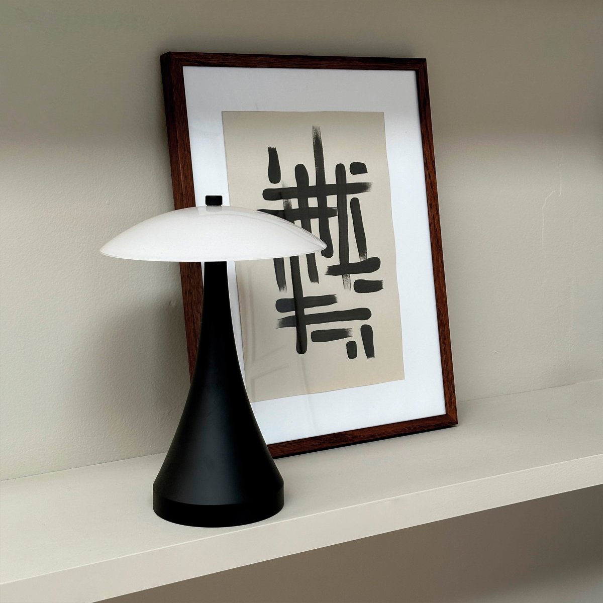 Vienna 28cm Schwarz tragbare Von Dyberg Larsen - Die Lampe eignet sich sowohl für den Innen- als auch für den Außenbereich sowie für die Terrasse oder den Balkon.