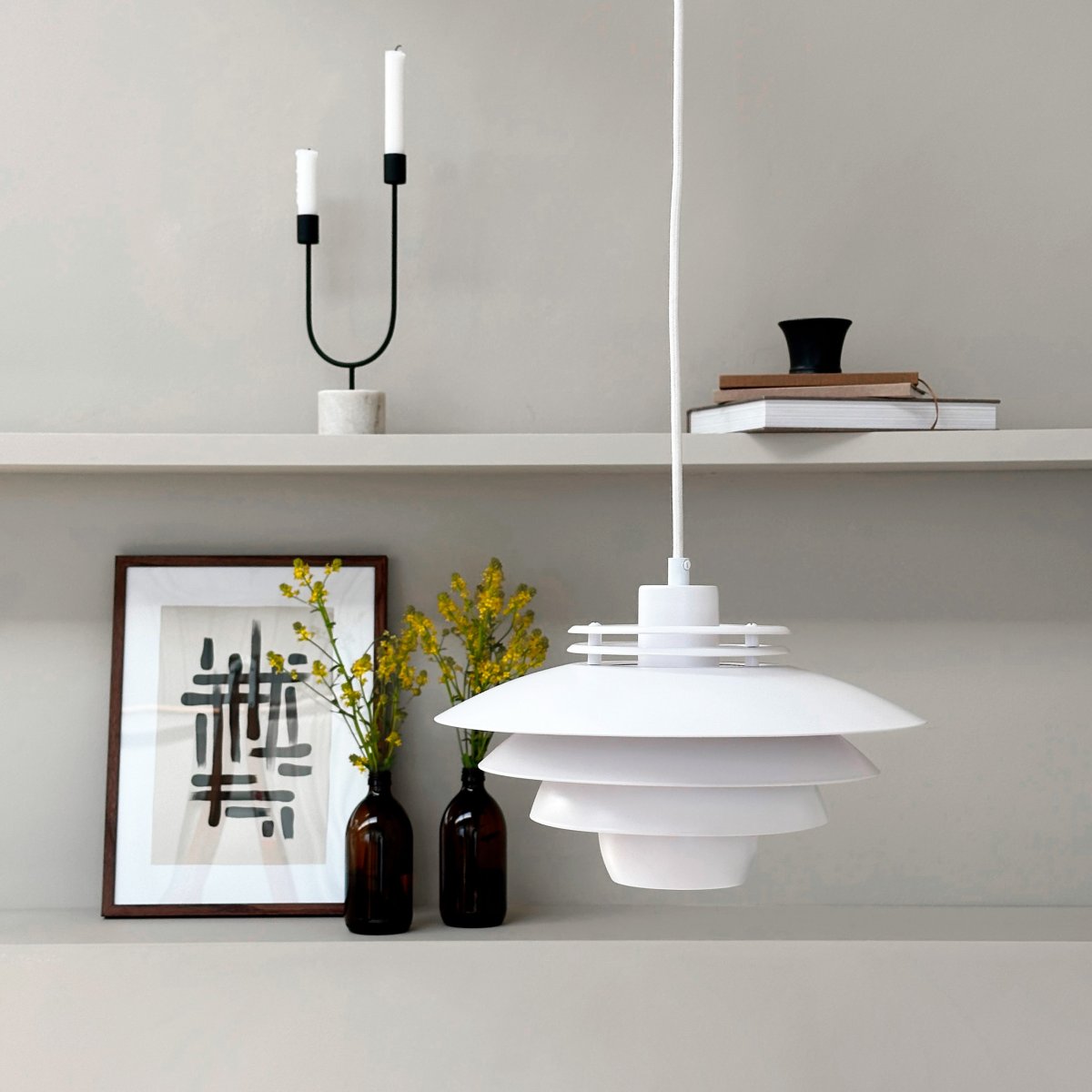Ejka Ø30 Weiß hängelampe Von Dyberg Larsen - Entdecken Sie die Ejka Mini-Pendelleuchte, eine Lampe im d&auml;nischen Design mit zeitlosem Stil, die perfekt in das nordische Zuhause passt.