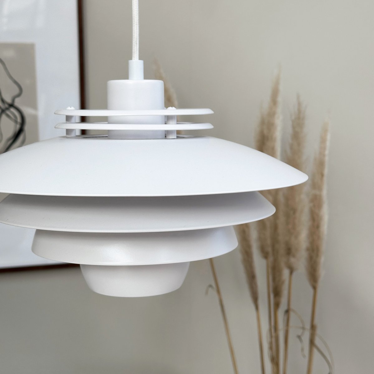 Ejka Ø30 Weiß hängelampe Von Dyberg Larsen - Entdecken Sie die Ejka Mini-Pendelleuchte, eine Lampe im d&auml;nischen Design mit zeitlosem Stil, die perfekt in das nordische Zuhause passt.