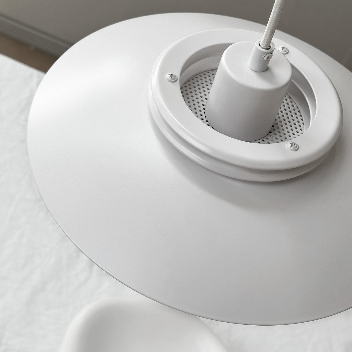 Ejka Ø30 Weiß hängelampe Von Dyberg Larsen - Entdecken Sie die Ejka Mini-Pendelleuchte, eine Lampe im d&auml;nischen Design mit zeitlosem Stil, die perfekt in das nordische Zuhause passt.