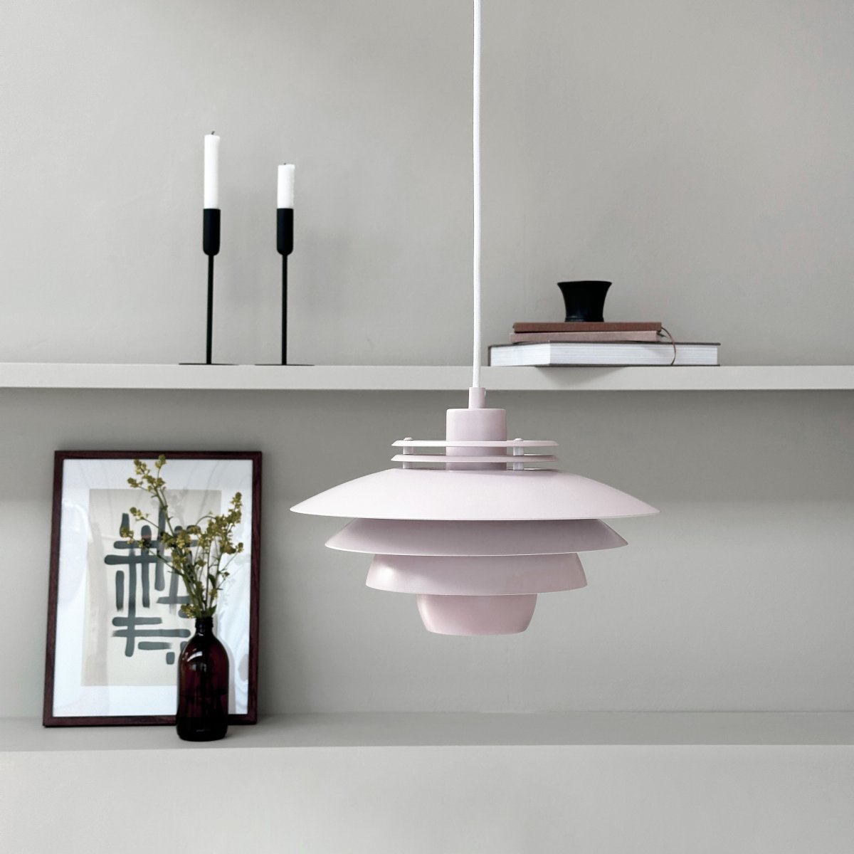 Ejka Ø30 Rosa hängelampe Von Dyberg Larsen - Entdecken Sie die Ejka Mini-Pendelleuchte, eine Lampe im dänischen Design mit zeitlosem Stil, die perfekt in das nordische Zuhause passt.