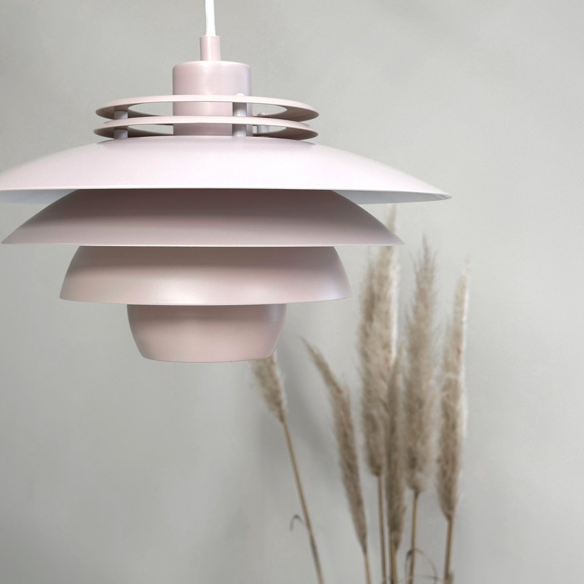 Ejka Ø30 Rosa hängelampe Von Dyberg Larsen - Entdecken Sie die Ejka Mini-Pendelleuchte, eine Lampe im dänischen Design mit zeitlosem Stil, die perfekt in das nordische Zuhause passt.