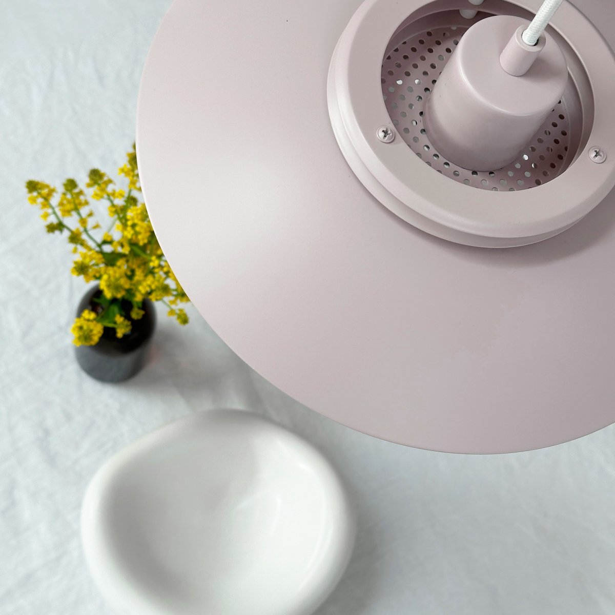 Ejka Ø30 Rosa hängelampe Von Dyberg Larsen - Entdecken Sie die Ejka Mini-Pendelleuchte, eine Lampe im dänischen Design mit zeitlosem Stil, die perfekt in das nordische Zuhause passt.