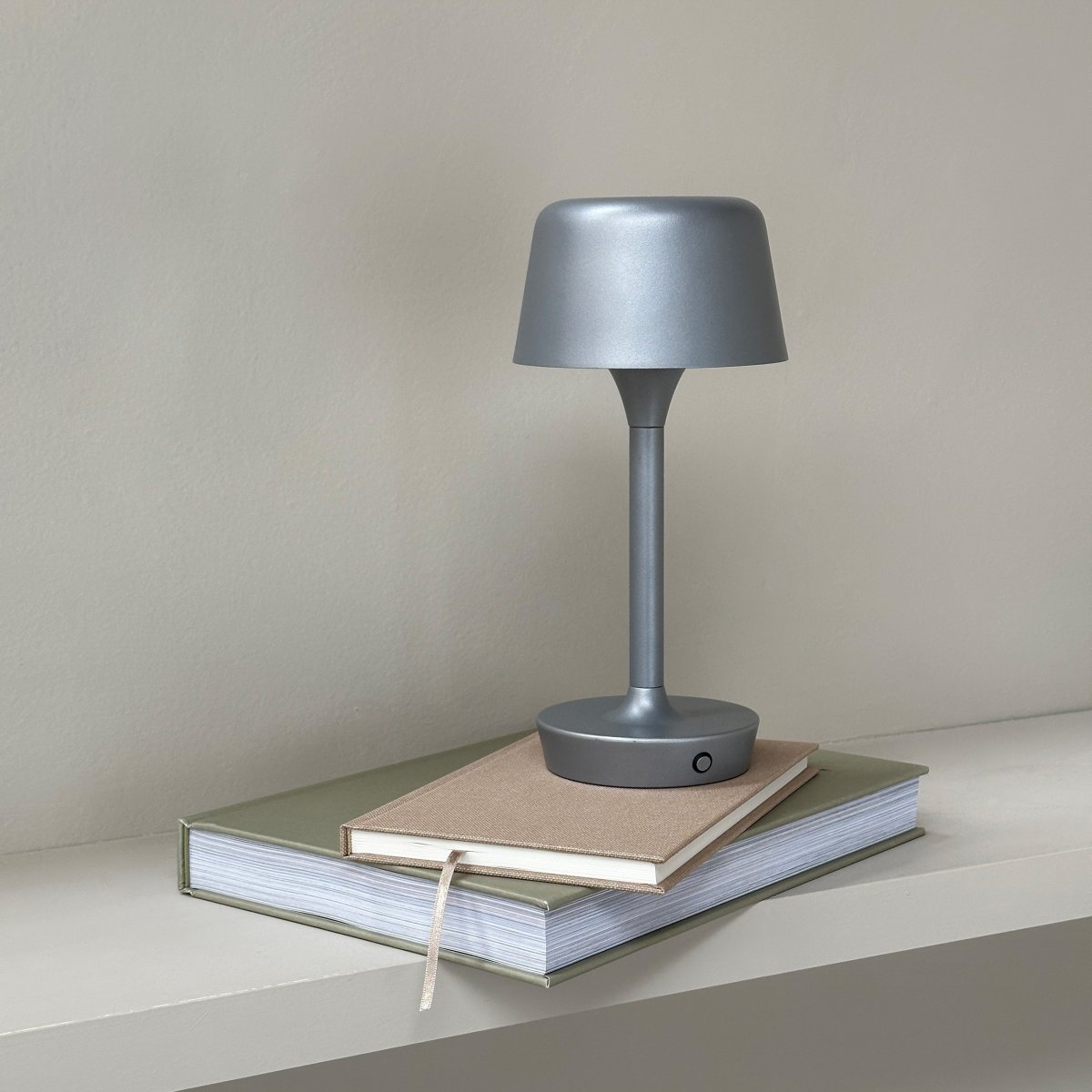 Flow 25cm Silber tragbare Von Dyberg Larsen - Die Lampe ist kabellos und leicht zu bewegen, sodass Sie sie überall aufstellen können.