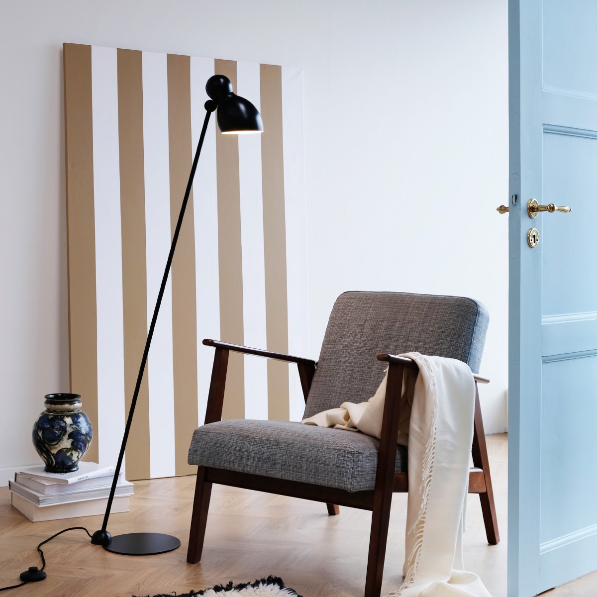Ludo Schwarz stehlampe Von Dyberg Larsen - Schaffen Sie mit der Ludo-Stehlampe, die vom legendären Ludo-Stück inspiriert ist, eine verspielte Atmosphäre in Ihrem Zuhause.