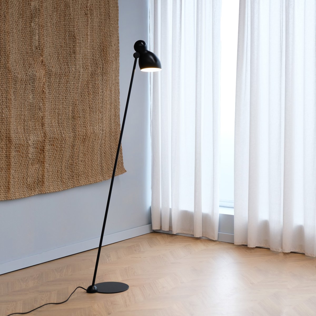 Ludo Schwarz stehlampe Von Dyberg Larsen - Schaffen Sie mit der Ludo-Stehlampe, die vom legendären Ludo-Stück inspiriert ist, eine verspielte Atmosphäre in Ihrem Zuhause.