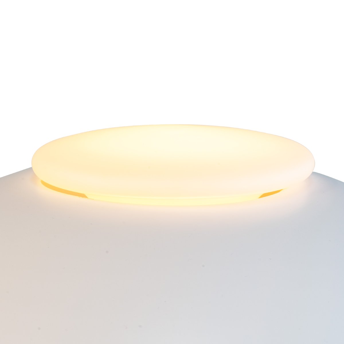 Opus Mattweiß stehlampe Von Dyberg Larsen - Die wei&szlig;e Metallstange und der flache Sockel sorgen zusammen mit dem dezenten wei&szlig;en Textilkabel f&uuml;r Stabilit&auml;t und einen Hauch von Raffinesse.