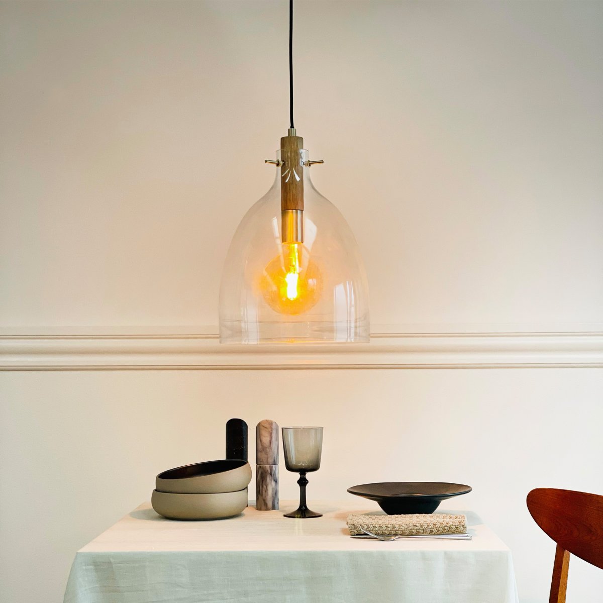 Bistro Ø30 Transparent hängelampe Von Dyberg Larsen - Oavsett om du vill lyfta din k&ouml;ksbelysning eller skapa en mysig matplats, erbjuder Bistro taklampa en stilren och funktionell ljusl&ouml;sning.