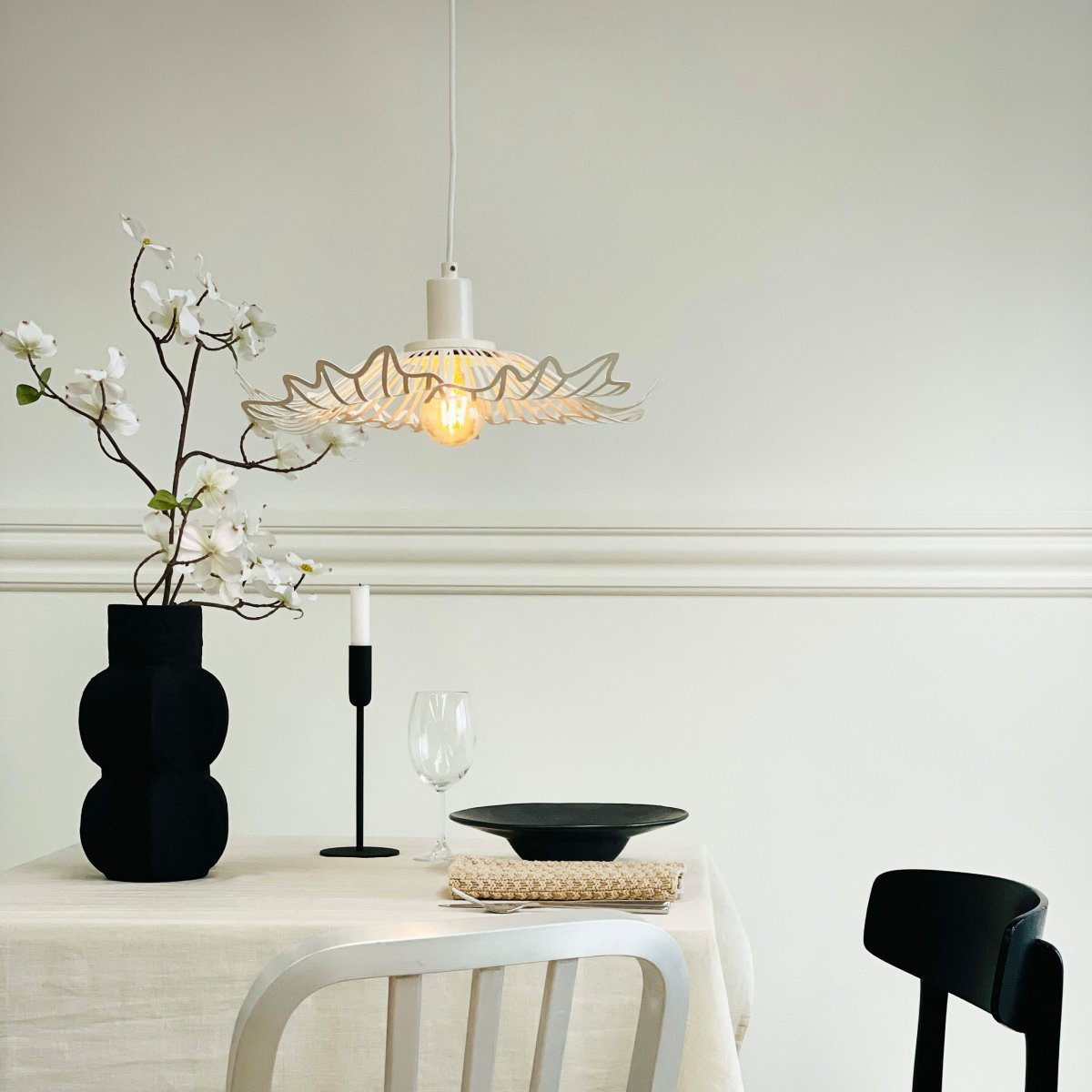 Flora Ø40 Perlweiß hängelampe Von Dyberg Larsen - Finns i tv&aring; eleganta varianter: matt svart, med en industriell fransk k&auml;nsla, och p&auml;rlvitt, som kombinerar romantisk bohemstil med en minimalistisk touch.