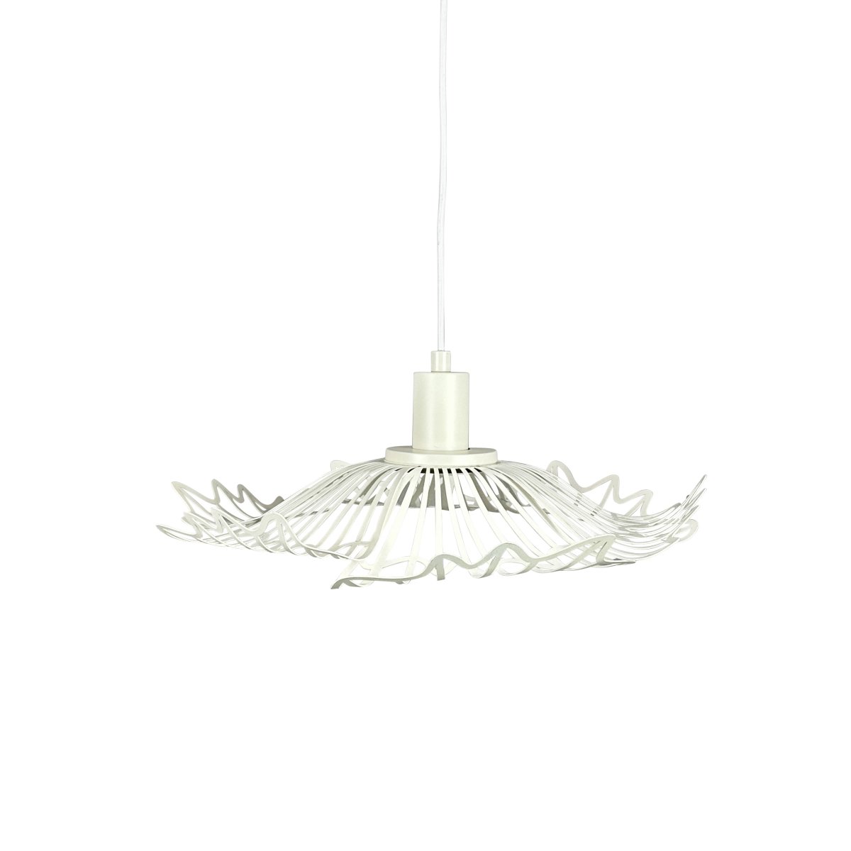 Flora Ø40 Perlweiß hängelampe Von Dyberg Larsen - Finns i tv&aring; eleganta varianter: matt svart, med en industriell fransk k&auml;nsla, och p&auml;rlvitt, som kombinerar romantisk bohemstil med en minimalistisk touch.