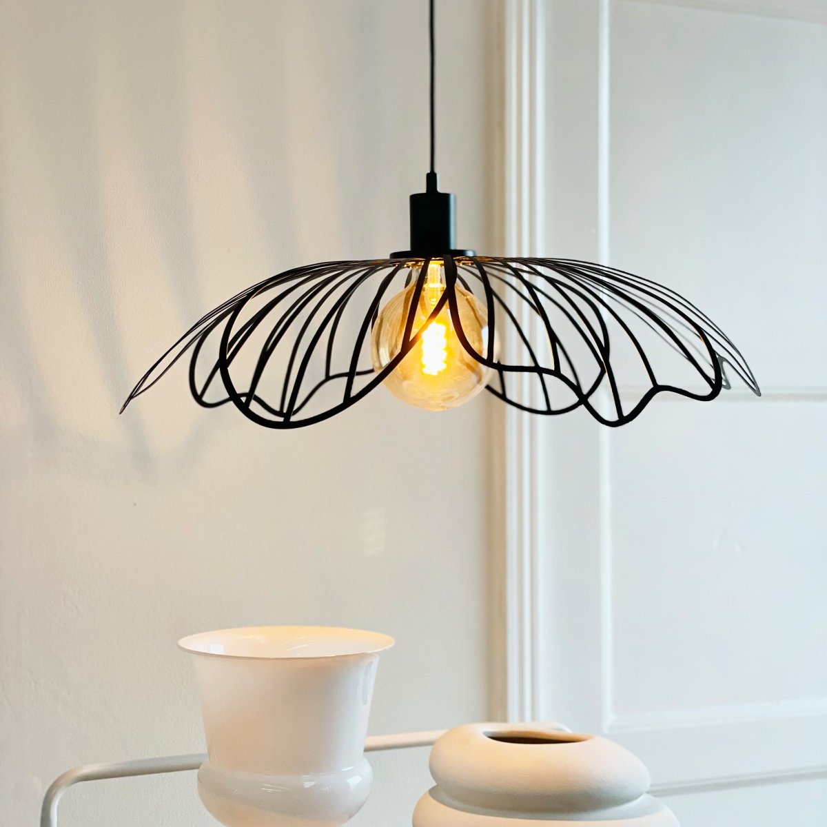 Blumen Ø60 Mattschwarz hängelampe Von Dyberg Larsen - Den sprider ett sofistikerat ljus och fungerar som en unik mittpunkt i hemmet, vare sig den h&auml;nger &ouml;ver matbordet, i vardagsrummet eller i entr&eacute;n.