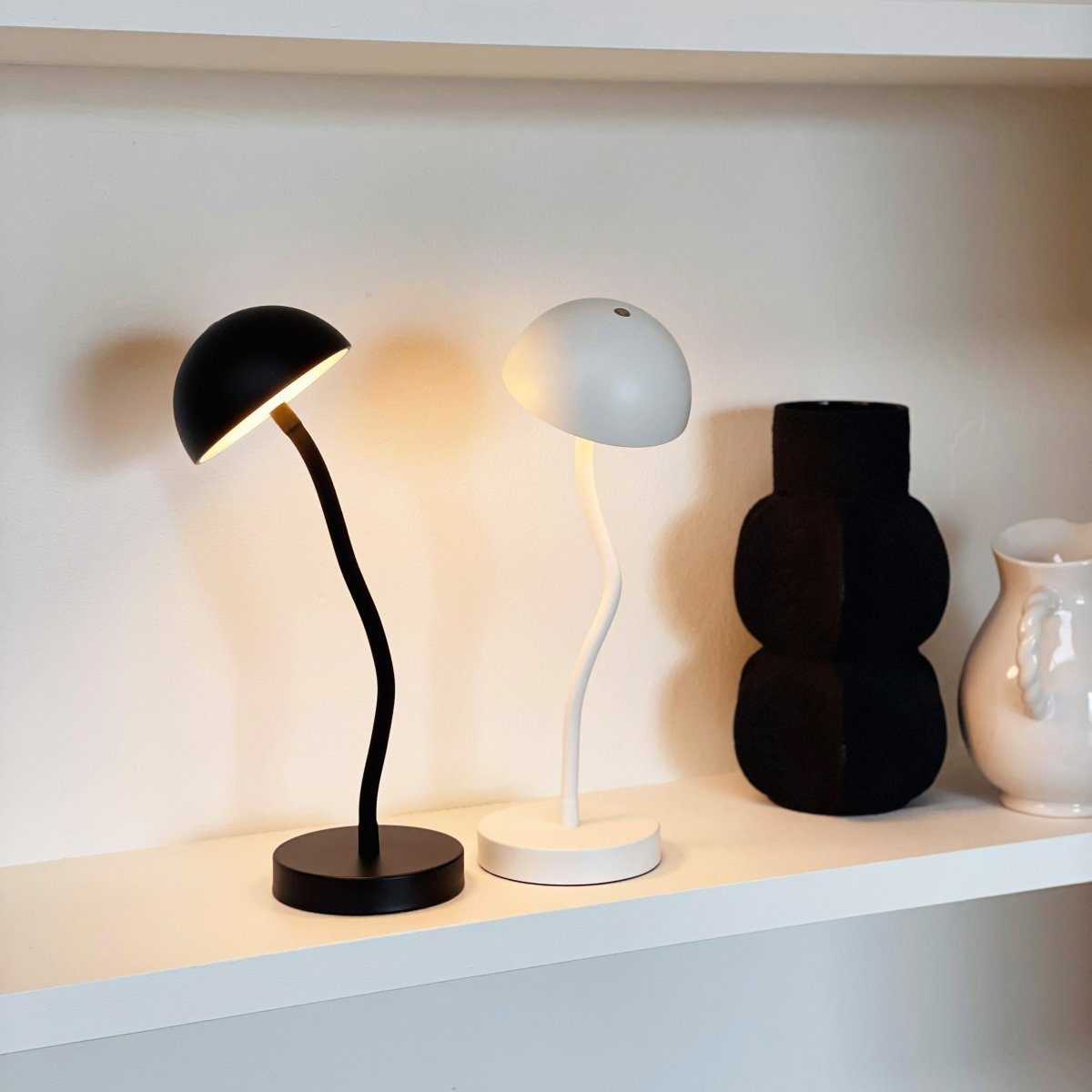 Fonzy 38cm Schwarz tragbare Von Dyberg Larsen - Fonzy bordslampa &auml;r b&aring;de rolig och praktisk, och dess flexibilitet g&ouml;r den till ett perfekt val f&ouml;r den som vill ha en lampa som &auml;r b&aring;de funktionell och stilren.