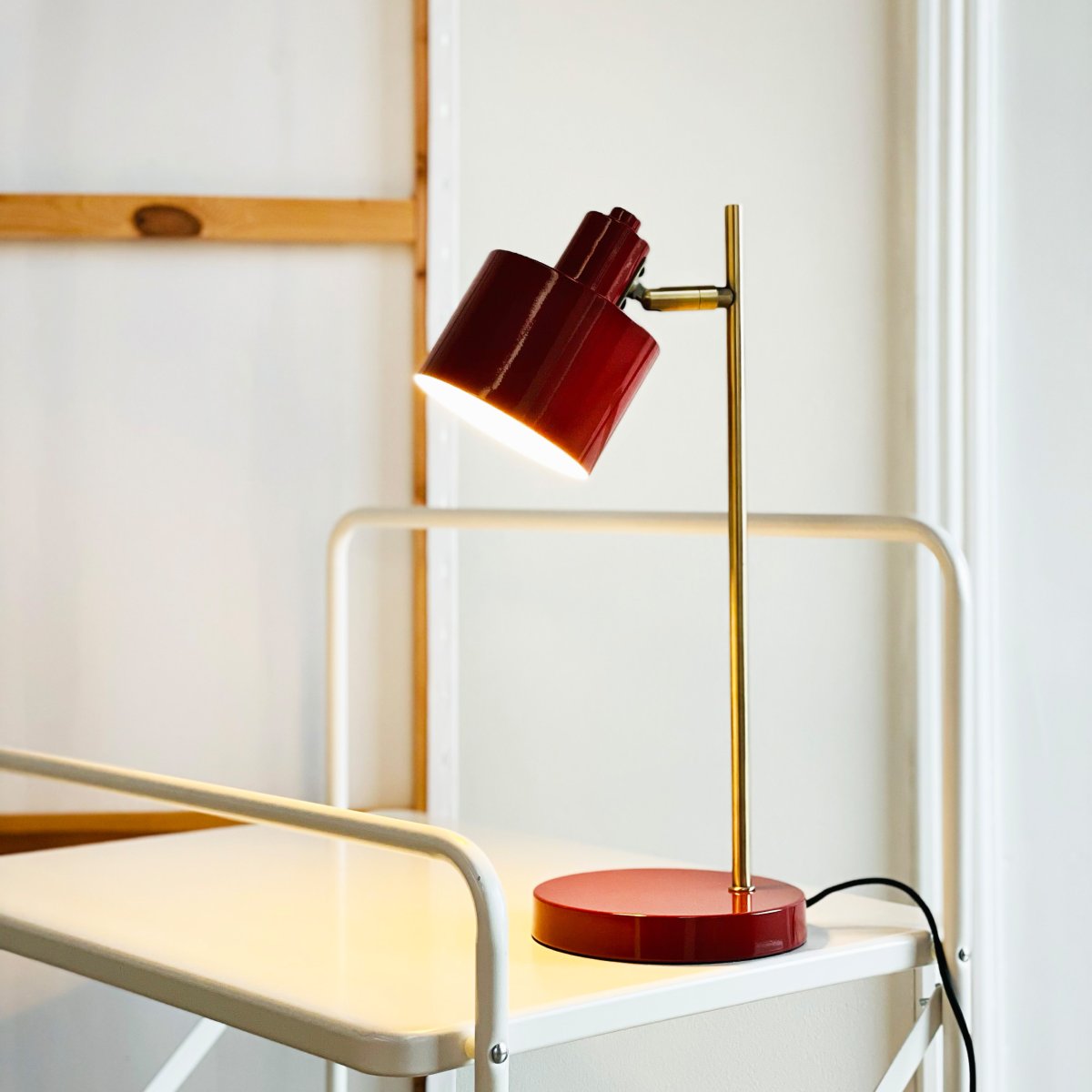 Ocean 43cm ROT schreibtischlampe Von Dyberg Larsen - Med sin retrostil och moderna inslag &auml;r den en stilfull inredningsdetalj som passar perfekt i sovrummet eller som indirekt ljusk&auml;lla i vardagsrummet.